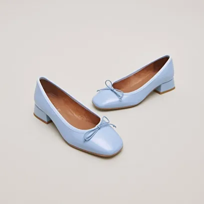 Ballet flats with low heels in sky blue pleated patent