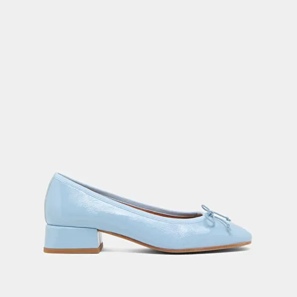 Ballet flats with low heels in sky blue pleated patent