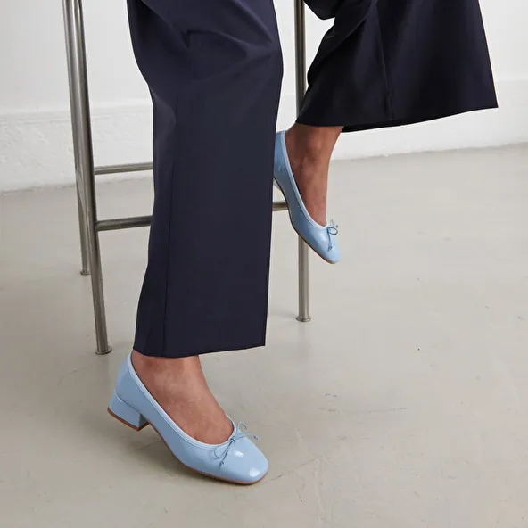 Ballet flats with low heels in sky blue pleated patent