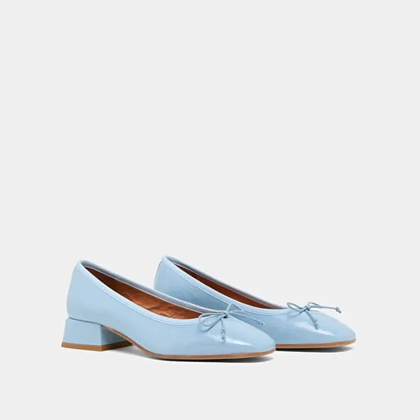 Ballet flats with low heels in sky blue pleated patent