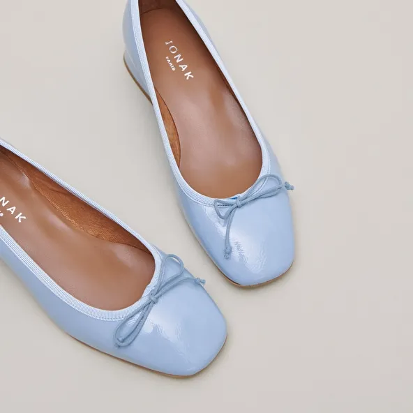 Ballet flats with low heels in sky blue pleated patent