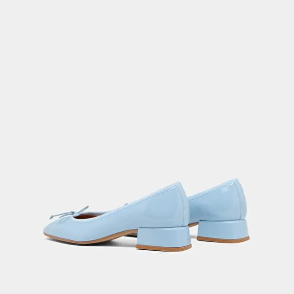 Ballet flats with low heels in sky blue pleated patent