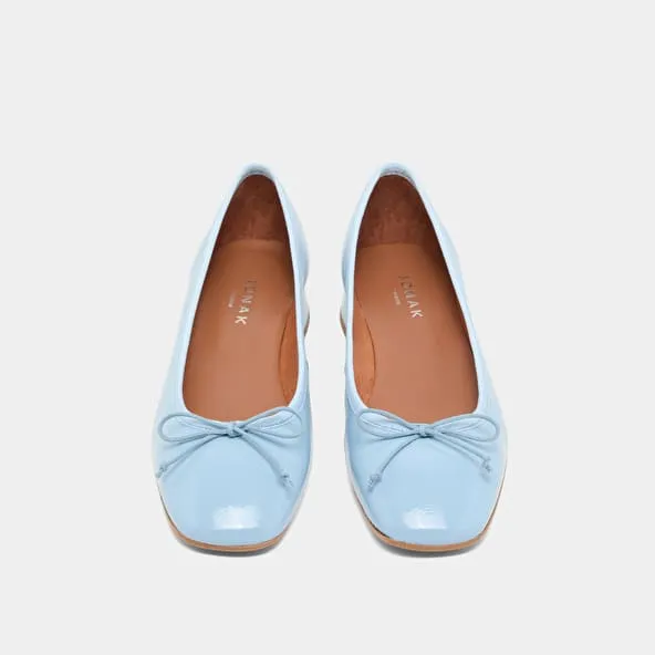 Ballet flats with low heels in sky blue pleated patent