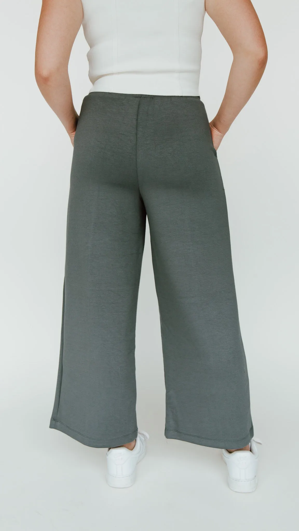 The Mazzara Wide Leg Pant in Charcoal