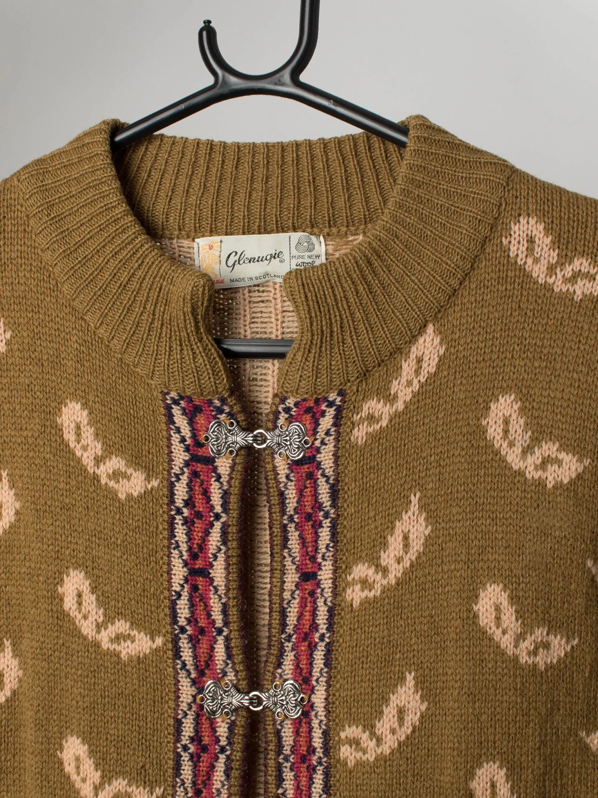 Vintage wool cardigan in olive green with geometric design – Medium / Large